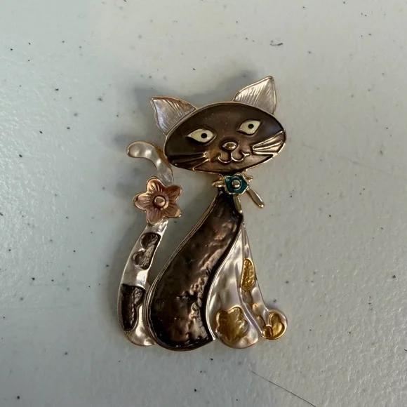 Kitschy Cat Lady Old Tone Enamel Magnetic Brooch Costume Jewelry Cats vintage ? - Picture 2 of 6